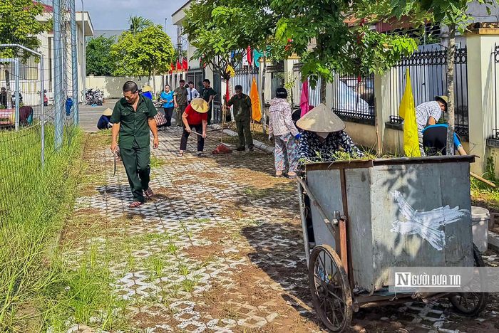 Không khí ra quân dọn vệ sinh môi trường diễn ra sôi nổi với sự tham gia của đông đảo người dân địa phương.