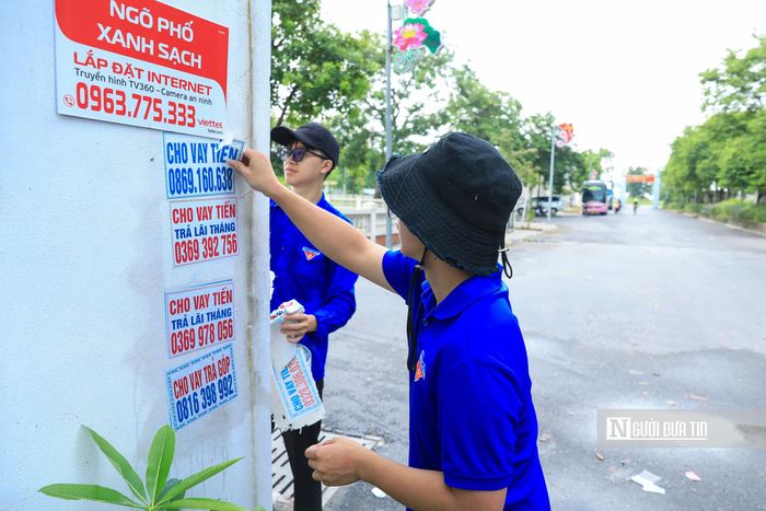 Theo đó, thôn đã đăng ký nhiều công trình, phần việc, như: Xây dựng cảnh quan môi trường, tuyến đường hoa, thúc đẩy chuyển đổi số… Đặc biệt, mỗi cán bộ, đảng viên phải đăng ký một phần việc cụ thể trong chiến dịch. Trong ảnh là đoàn viên, thanh niên bóc xóa quảng cáo, rao vặt trên các tuyến đường.