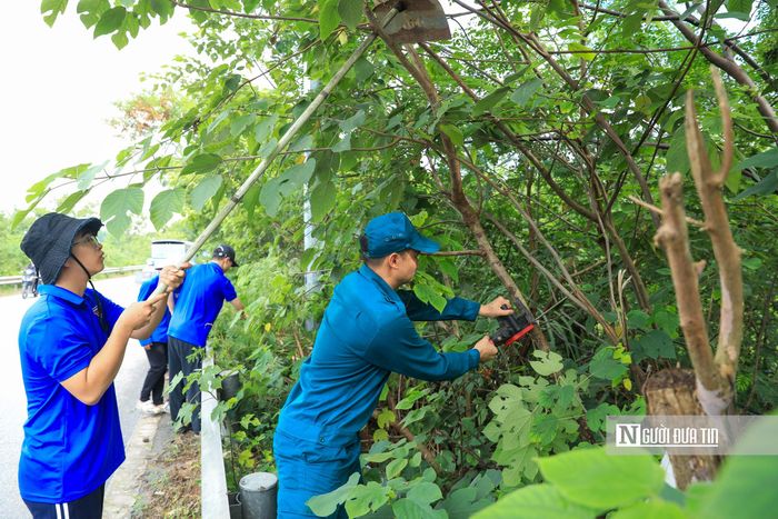 Nhiều người dân chia sẻ, đây là việc làm ý nghĩa giúp tăng cường sự đoàn kết, lan tỏa tinh thần xây dựng quê hương từ những việc nhỏ nhất. "Hiểu rõ trách nhiệm của bản thân trong công cuộc xây dựng quê hương, chúng tôi sẽ tích cực lao động phát triển kinh tế, đóng góp các ý kiến, tham gia các hoạt động cộng đồng, như: Vệ sinh môi trường, giữ gìn an ninh trật tự…”, người dân chia sẻ. Trong ảnh là lực lượng dân quân tự vệ, đoàn viên, thanh niên phát quang bụi rậm trên tuyến đường liên xã.