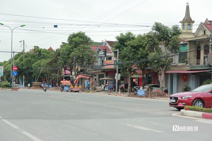 Ông Nguyễn Văn Chung, Chủ tịch UBND phường Thành Sen cho biết, địa phương có chiều dài tuyến đi qua lớn nhất (3,5 km), đồng thời là khu vực tập trung đông dân cư, nhiều cơ sở kinh doanh, dịch vụ dọc hai bên tuyến. Bởi vậy, để tạo thuận lợi cho dự án triển khai, UBND phường đã vào cuộc với quyết tâm cao, đẩy mạnh công tác tuyên truyền, thông tin đến toàn thể nhân dân nhằm tạo sự đồng thuận, chung tay xây dựng công trình trọng điểm.