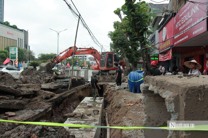 Theo đơn vị thi công, khó khăn lớn nhất hiện nay là trên tuyến có nhiều công trình hạ tầng kỹ thuật ngầm như cáp viễn thông, điện, nước… nên quá trình thi công phải thăm dò để bảo đảm an toàn.