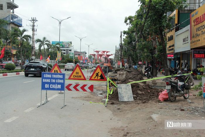 Ghi nhận của phóng viên vào ngày 31/7, tại đoạn đường Hà Huy Tập, phường Thành Sen, máy móc hoạt động liên tục, công nhân chia thành nhiều tổ triển khai đồng thời các hạng mục từ đào đắp đất, lắp đặt cống thoát nước… Trong đó, trọng tâm là lắp đặt hệ thống cống thoát nước, thăm dò hạ tầng kỹ thuật ngầm.