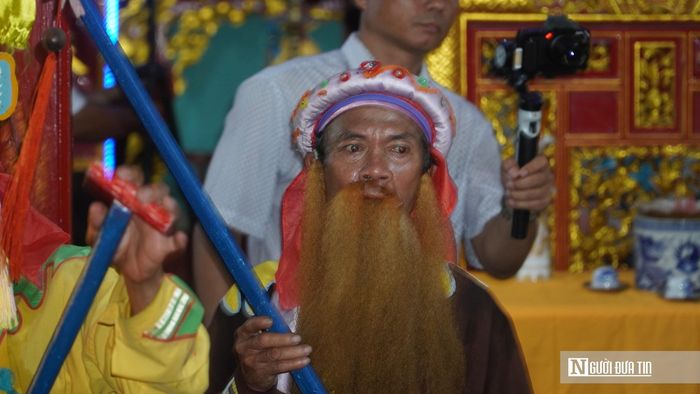 Một thành viên trong đoàn hát bả trạo.
