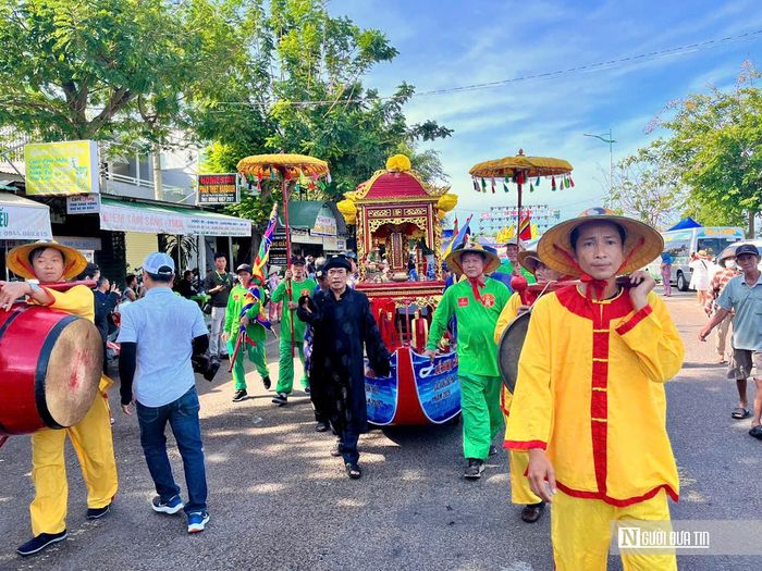 Sau khi hoàn thành nghi lễ ngoài khơi, đoàn ghe tiến vào cửa Cồn Chà, cập bờ kè đường Phạm Văn Đồng trong tiếng trống, chiêng và cờ hội rực rỡ.