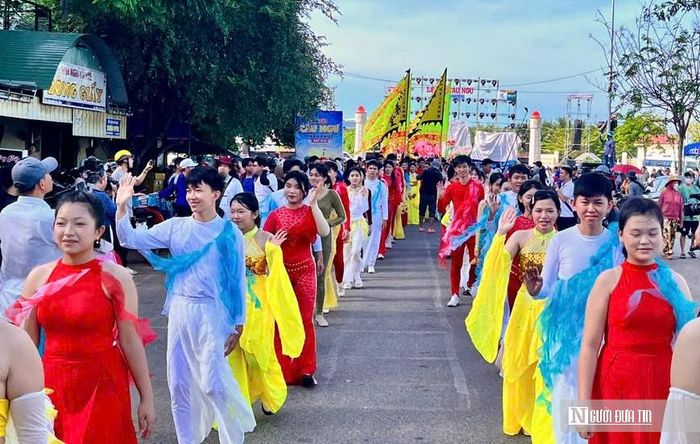 Lễ rước thu hút đông đảo người dân và du khách đến chiêm ngưỡng, góp phần tạo nên không khí lễ hội sôi động ngay giữa lòng đô thị biển.