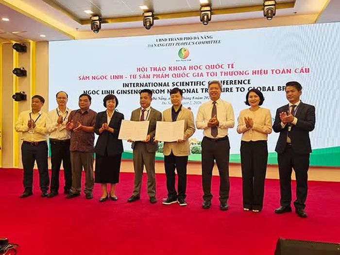 Ký kết hợp tác giữa Hội Sâm Ngọc Linh Quảng Nam (nay là TP Đà Nẵng) với đối tác Hàn Quốc. 