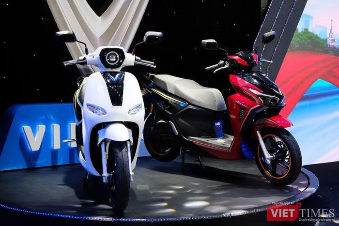 Bộ đôi xe máy điện VinFast Kyo và Kinet được trưng bày tại sự kiện ra mắt. Ảnh: Thượng Tâm.