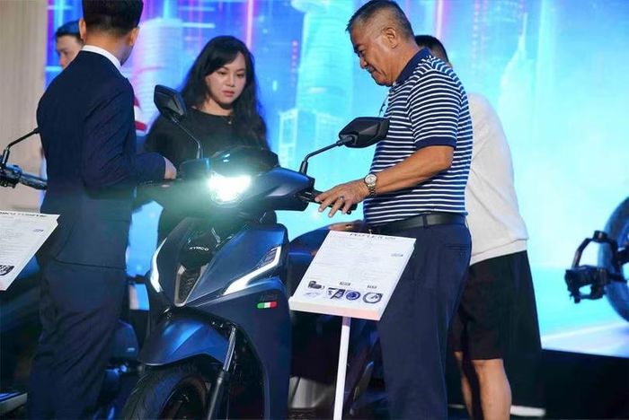 Khách hàng tìm hiểu mẫu Kymco People R 125 tại sự kiện ra mắt. Ảnh: Kymco.