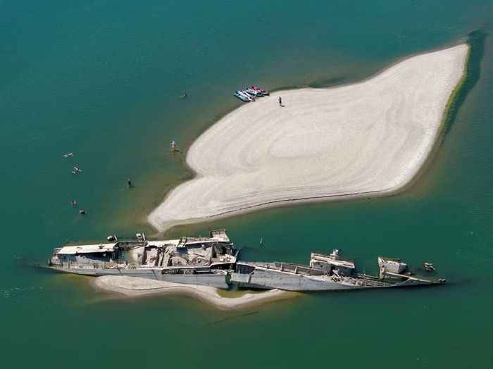 Toàn bộ xác chiến hạm lộ rõ khi con sông Danube ở Serbia cạn trơ đáy. Ảnh: Reuters.