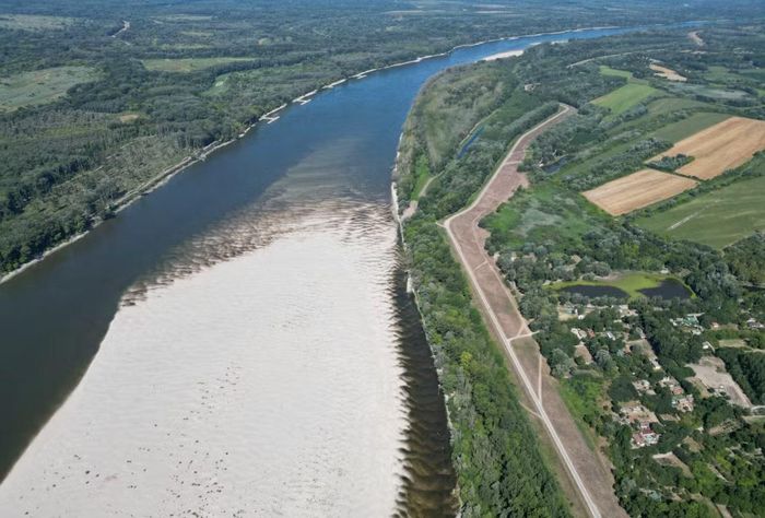 Mực nước sông Danube ở Serbia giảm trong bối cảnh thời tiết nắng nóng kéo dài và điều kiện khô hạn, ngày 29/7. Ảnh: Reuters.