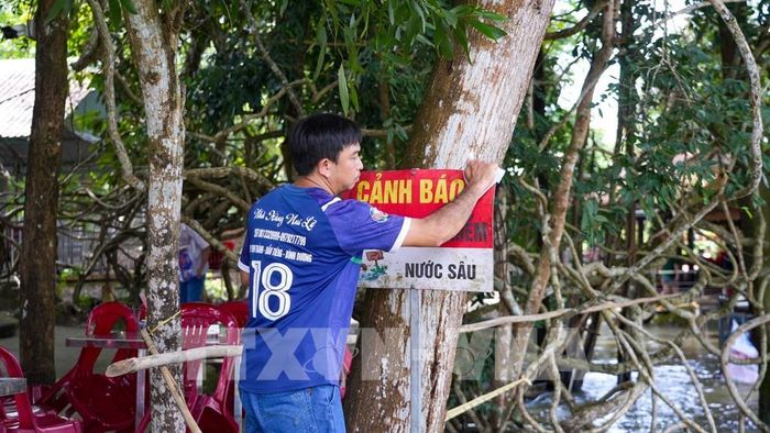 Biển cảnh báo khu vực nước sâu được chủ quán lắp đặt nhằm bảo đảm an toàn cho du khách khi hồ Dầu Tiếng vận hành xả lũ. Ảnh: Minh Phú - TTXVN