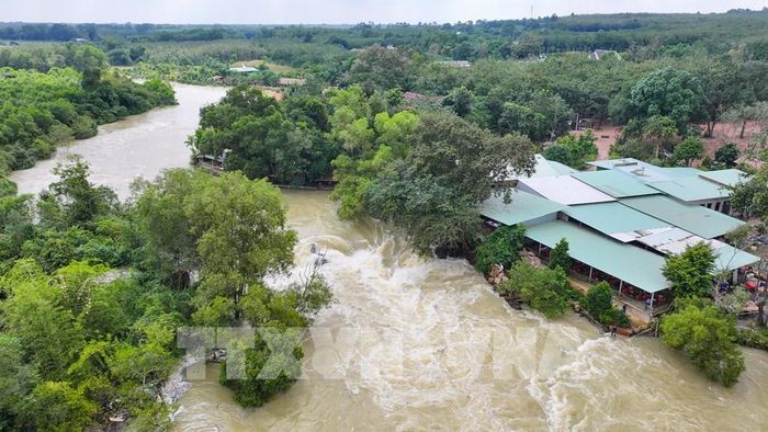 Nhiều công trình, quán ăn và khu vực kinh doanh nằm sát tuyến thoát lũ hồ Dầu Tiếng, tiềm ẩn nguy cơ ảnh hưởng đến khả năng tiêu thoát nước khi hồ vận hành xả lũ. Ảnh: Minh Phú - TTXVN