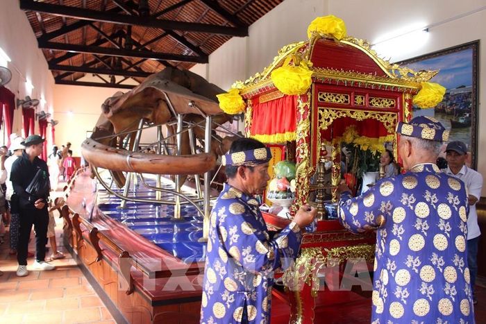 Hương án sau khi được rước về và cung thỉnh vào khu vực trưng bày bộ xương Cá Ông tại Vạn Thủy Tú Ảnh: Hồng Hiếu- TTXVN