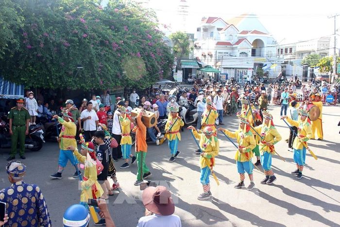 Lễ rước Lệnh Ông Sanh thu hút rất đông người dân và du khách tham quan, tìm hiểu Ảnh: Hồng Hiếu- TTXVN
