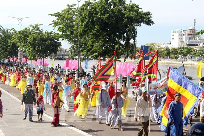 Nghi lễ rước Lệnh Ông Sanh được tổ chức trang trọng, thu hút đông đảo người dân, ngư dân và du khách tham gia. Ảnh: Hồng Hiếu- TTXVN