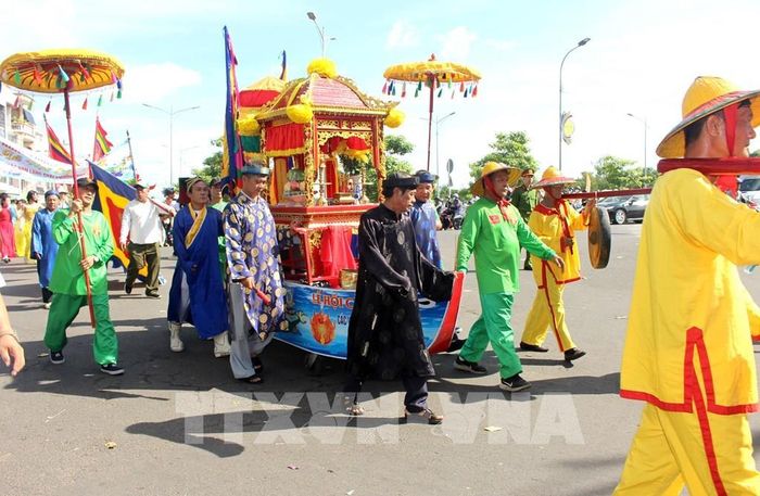 Đoàn rước diễu hành qua các tuyến đường trung tâm Phan Thiết Ảnh: Hồng Hiếu- TTXVN