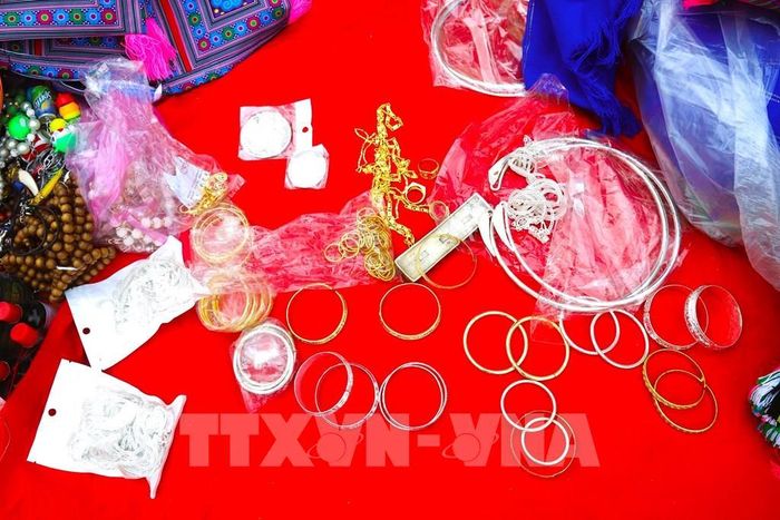 Những món trang sức truyền thống như vòng tay, vòng cổ, khuyên tai... được bày bán tại chợ phiên, góp phần làm phong phú thêm sắc màu văn hóa của đồng bào các dân tộc vùng cao. Ảnh: Xuân Tiến - TTXVN