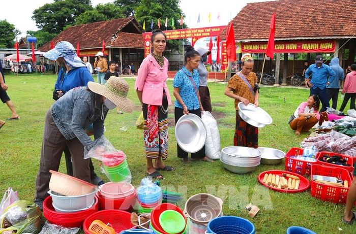 Đông đảo người dân địa phương đang lựa chọn, mua sản phẩm tại khu bày bán các loại thau, rổ, dụng cụ đựng…trong chợ phiên, phục vụ nhu cầu lao động, sinh hoạt hằng ngày của người dân. Ảnh: Xuân Tiến - TTXVN