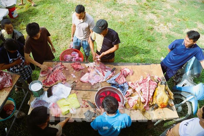 Một góc khu bày bán các loại thịt gia súc trong chợ phiên. Ảnh: Xuân Tiến - TTXVN