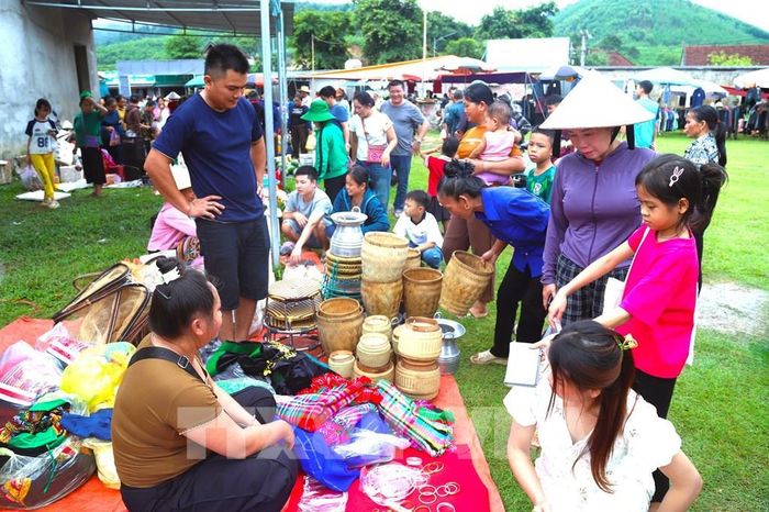 Các gian hàng bày bán đồ thủ công, thổ cẩm và sản phẩm đan lát truyền thống thu hút đông đảo người dân, du khách tham quan, mua sắm tại chợ phiên vùng cao miền Tây Nghệ An. Ảnh: Xuân Tiến - TTXVN