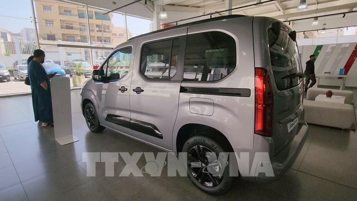 Khách hàng xem một mẫu xe thương hiệu FIAT của Stellantis được sản xuất ở Algeria. Ảnh: Mạnh Hùng - PV TTXVN tại Algeria