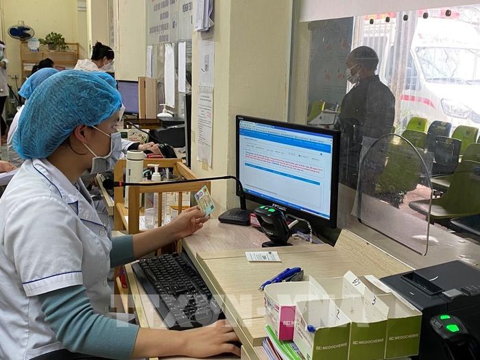 Các cơ sở khám chữa bệnh Bảo hiểm y tế triển khai thí điểm sử dụng thẻ CCCD gắn chip thay thẻ BHYT để KCB. Ảnh: TTXVN phát