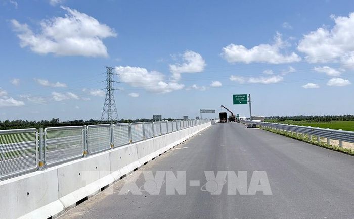 Lan can, lưới chống chói và hệ thống biển báo giao thông trên tuyến cao tốc Châu Đốc - Cần Thơ - Sóc Trăng, đoạn qua phường Vĩnh Tế, tỉnh An Giang đã được lắp đặt đồng bộ. Ảnh: Thanh Sang - TTXVN