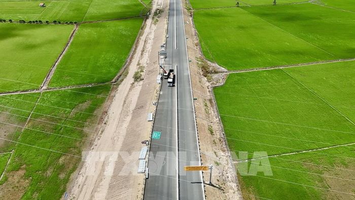 Đoạn cao tốc Châu Đốc - Cần Thơ - Sóc Trăng qua phường Vĩnh Tế, tỉnh An Giang cơ bản hoàn thành thảm nhựa mặt đường, lan can, biển báo giao thông và lưới chống chói. Ảnh: Thanh Sang - TTXVN