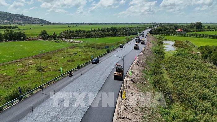 Nhà thầu khẩn trương thảm nhựa đường dẫn từ Quốc lộ 91 vào điểm đầu tuyến cao tốc Châu Đốc - Cần Thơ - Sóc Trăng, đoạn qua phường Vĩnh Tế, tỉnh An Giang. Ảnh: Thanh Sang - TTXVN