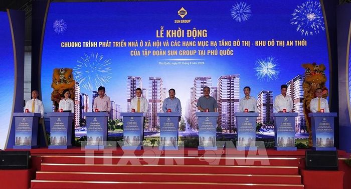 Các đại biểu thực hiện nghi thức khởi động chương trình phát triển nhà ở xã hội và các hạng mục hạ tầng đô thị Khu đô thị An Thới. Ảnh: Lê Huy Hải - TTXVN