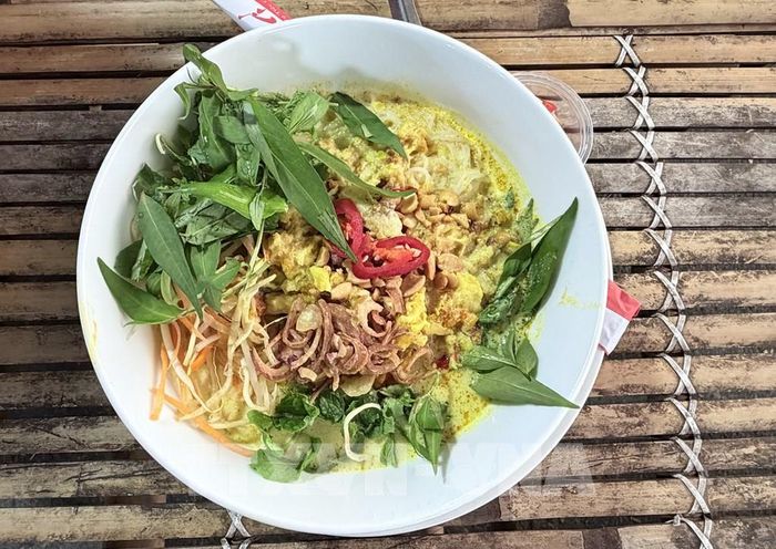 Tô bún kèn Hà Tiên hoàn chỉnh với bún tươi, nước lèo béo thơm, thịt cá và các loại rau ăn kèm hấp dẫn. Ảnh: Thanh Sang - TTXVN
