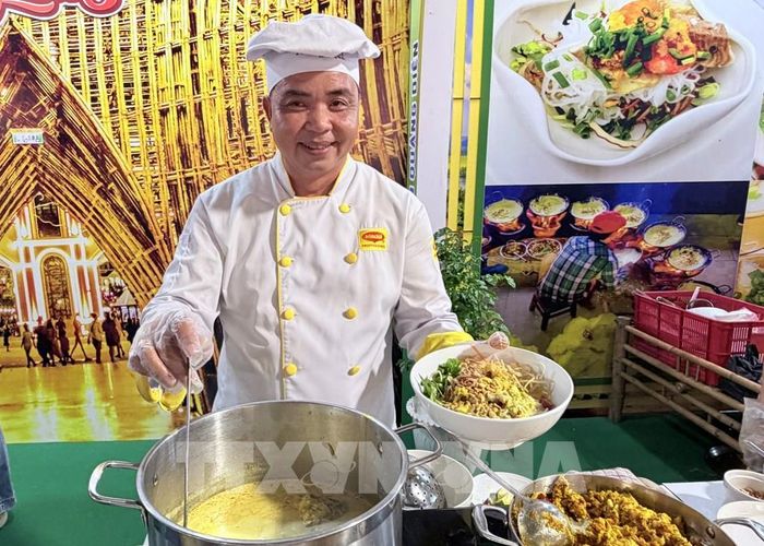 Những tô bún kèn Hà Tiên nóng hổi được đầu bếp Lê Minh Khoa (46 tuổi, bếp trưởng Nhà hàng Khoa Trí An Giang) chế biến tại chỗ và phục vụ miễn phí, thu hút đông đảo thực khách đến thưởng thức. Ảnh: Thanh Sang - TTXVN