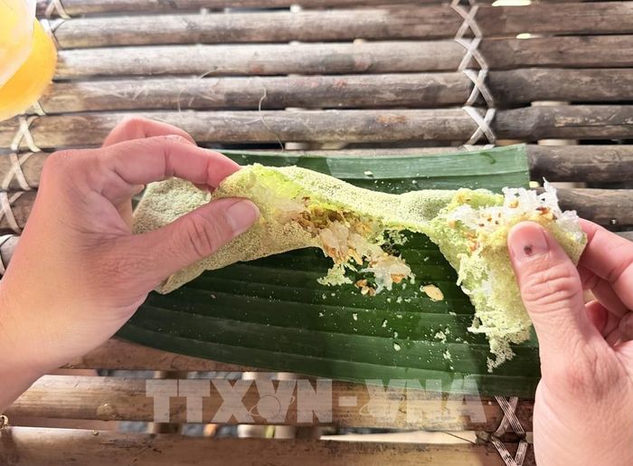 Chiếc bánh rây vàng óng, thơm mùi lá dứa và dừa, góp phần quảng bá nét đặc sắc của ẩm thực Khmer An Giang. Ảnh: Thanh Sang- TTXVN