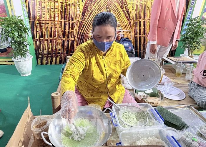 Nghệ nhân Khmer trình diễn chế biến bánh rây tại Ngày hội Bánh dân gian Nam Bộ - An Giang 2026. Ảnh: Thanh Sang- TTXVN