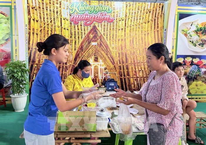 Người dân thích thú nhận bánh rây miễn phí do các nghệ nhân Khmer chế biến. Ảnh: Thanh Sang- TTXVN