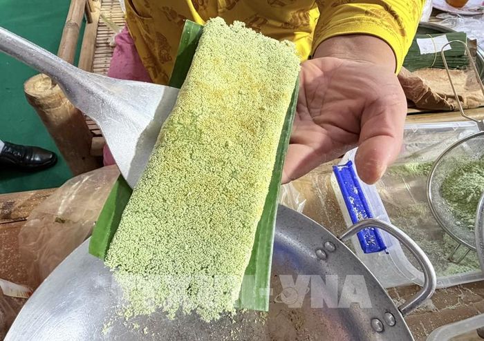 Bánh rây được nướng trên chảo đến khi chín vàng, dậy hương thơm hấp dẫn. Ảnh: Thanh Sang- TTXVN
