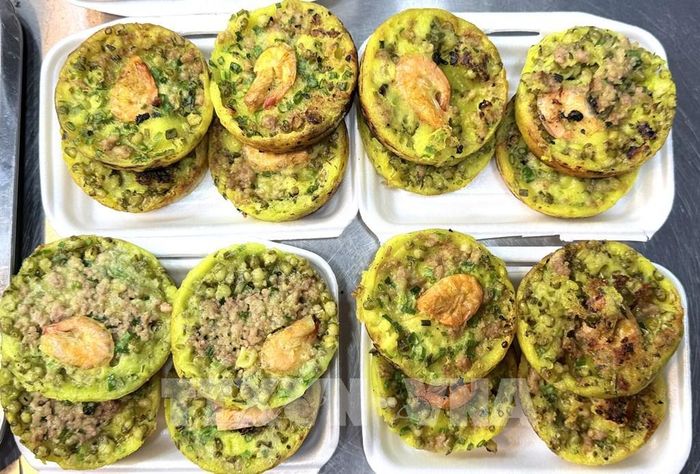 Bánh khọt miền Trung được đổ nóng tại chỗ, có lớp vỏ giòn, nhân tôm hấp dẫn, phục vụ người dân và du khách. Ảnh: Thanh Sang- TTXVN