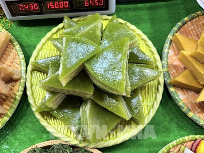 Bánh da lợn được chế biến từ lá dứa, đậu xanh với nhiều lớp bánh dẻo mềm, là món bánh dân gian được nhiều người yêu thích tại Ngày hội Bánh dân gian Nam Bộ - An Giang 2026. Ảnh: Thanh Sang- TTXVN