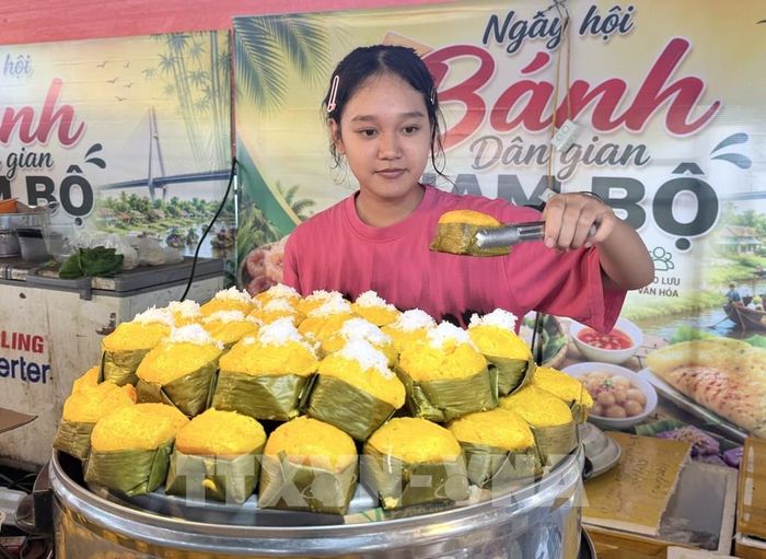 Bánh bò thốt nốt được làm từ thốt nốt, bột gạo và nước cốt dừa, có vị ngọt thanh, thơm đặc trưng, là một trong những món bánh dân gian nổi tiếng của An Giang. Ảnh: Thanh Sang-TTXVN