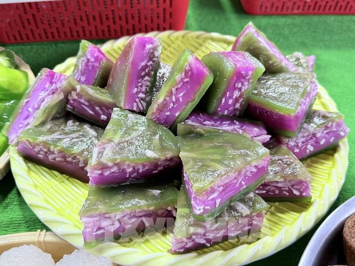 Bánh da lợn khoai môn hấp dẫn với nhiều lớp bánh dẻo mềm, hòa quyện vị béo của nước cốt dừa và khoai môn. Ảnh: Thanh Sang- TTXVN