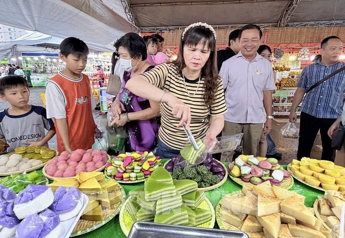 Không gian Ngày hội Bánh dân gian Nam Bộ - An Giang 2026 thu hút đông đảo người dân và du khách đến tham quan, trải nghiệm. Ảnh: Thanh Sang- TTXVN
