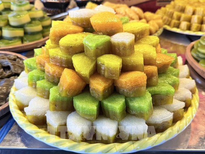 Bánh da lợn mini với nhiều màu sắc bắt mắt, được làm từ bột năng, đậu xanh, lá dứa và nước cốt dừa, thu hút người dân và du khách tại Ngày hội Bánh dân gian Nam Bộ - An Giang 2026. Ảnh: Thanh Sang-TTXVN