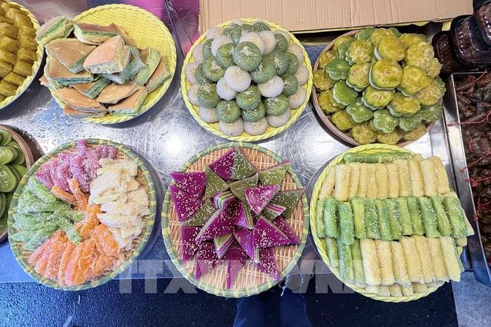 Các loại bánh dân gian Nam Bộ với hương vị đặc trưng, màu sắc phong phú được trưng bày tại Ngày hội Bánh dân gian Nam Bộ - An Giang 2026. Ảnh: Thanh Sang- TTXVN