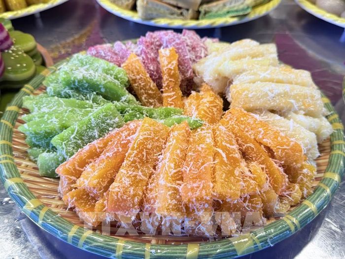 Bánh tằm khoai mì được làm từ khoai mì bào sợi, hấp chín và phủ nước cốt dừa, là món bánh dân gian mang hương vị mộc mạc, đặc trưng của Nam Bộ. Ảnh: Thanh Sang-TTXVN