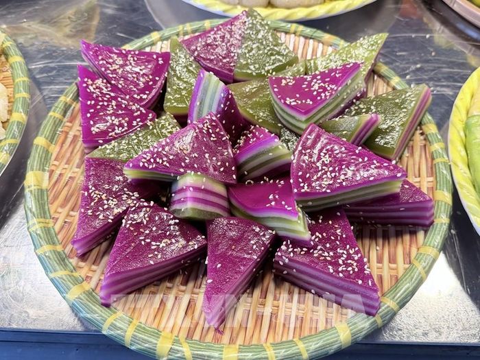 Bánh da lợn nhiều màu sắc được trưng bày đẹp mắt tại ngày hội. Ảnh: Thanh Sang-TTXVN