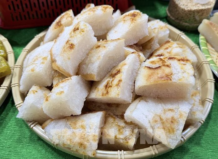 Bánh bò nướng món bánh dân gian đặc trưng của vùng Nam Bộ được giới thiệu tại Ngày hội Bánh dân gian Nam Bộ - An Giang 2026. Ảnh: Thanh Sang- TTXVN