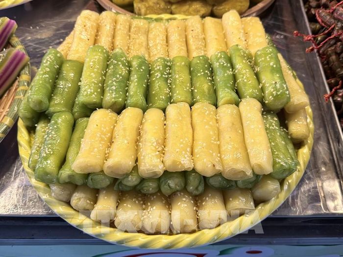 Bánh cuốn ngọt với màu xanh từ lá dứa và màu vàng từ đậu xanh món bánh dân gian đặc trưng của miền Tây Nam Bộ được trưng bày tại Ngày hội Bánh dân gian Nam Bộ - An Giang 2026. Ảnh: Thanh Sang- TTXVN