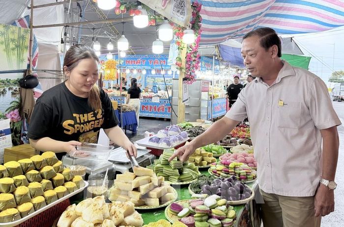 Du khách thưởng thức các loại bánh dân gian đặc trưng của vùng Nam Bộ tại ngày hội. Ảnh: Thanh Sang- TTXVN