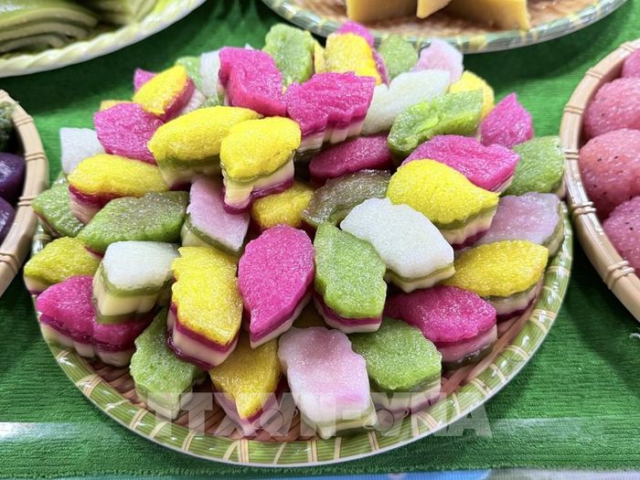 Bánh da lợn mini với nhiều màu sắc bắt mắt, được làm từ bột năng, đậu xanh, lá dứa và nước cốt dừa, thu hút người dân và du khách tại Ngày hội Bánh dân gian Nam Bộ - An Giang 2026. Ảnh: Thanh Sang-TTXVN