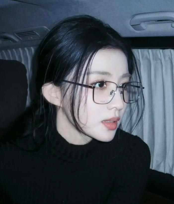 Để có ánh mắt thu hút trên màn ảnh, Vương Sở Nhiên phải từ bỏ thói quen nheo mắt và đối mặt với chứng khô mắt do đeo kính áp tròng thời gian dài. Ảnh: Sohu